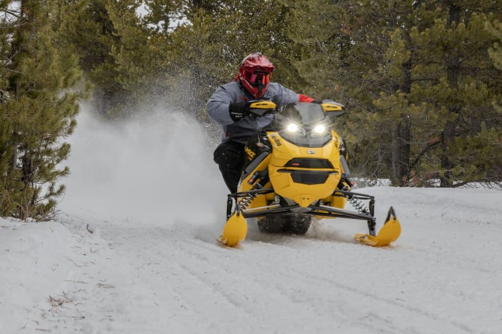 profil latéral du skidoo mxz xrs 850 turbo r 2025 lors de l'essai