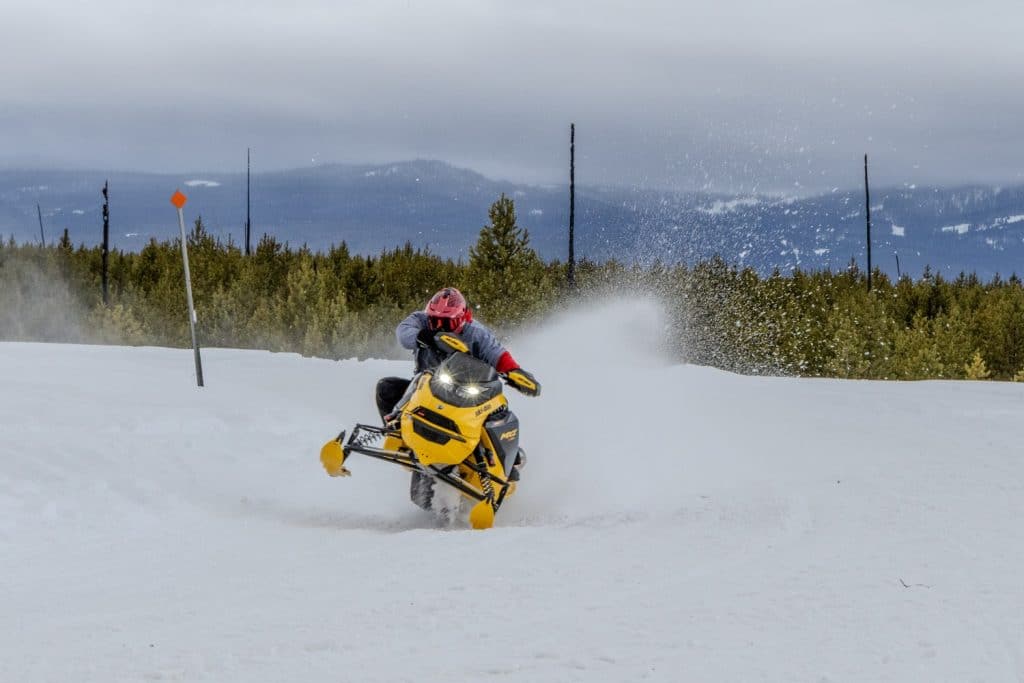 skidoo mxz xrs 850 turbo r 2025 à grande vitesse pendant l'essai avec le pack compétition