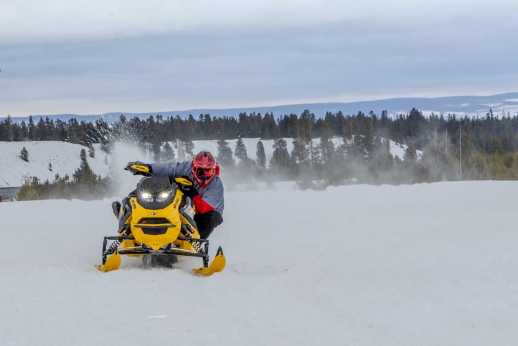 vue arrière du skidoo mxz xrs 850 turbo r 2025 montrant le pack compétition