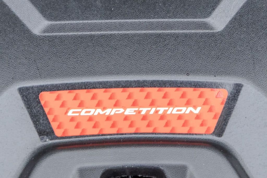 vue avant du skidoo mxz xrs 850 turbo r 2025 pendant un essai avec le pack compétition