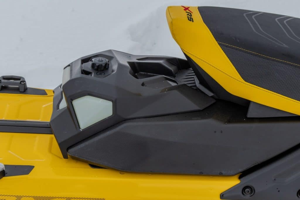 pilote manœuvrant le skidoo mxz xrs 850 turbo r 2025 sur un sentier enneigé