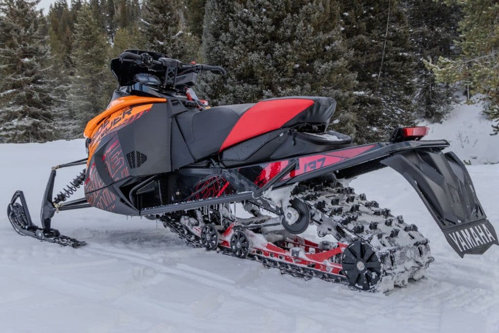 édition limitée de la motoneige yamaha sidewinder l-tx 2025 en action