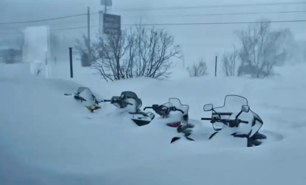 Motoneige en tempête de neige