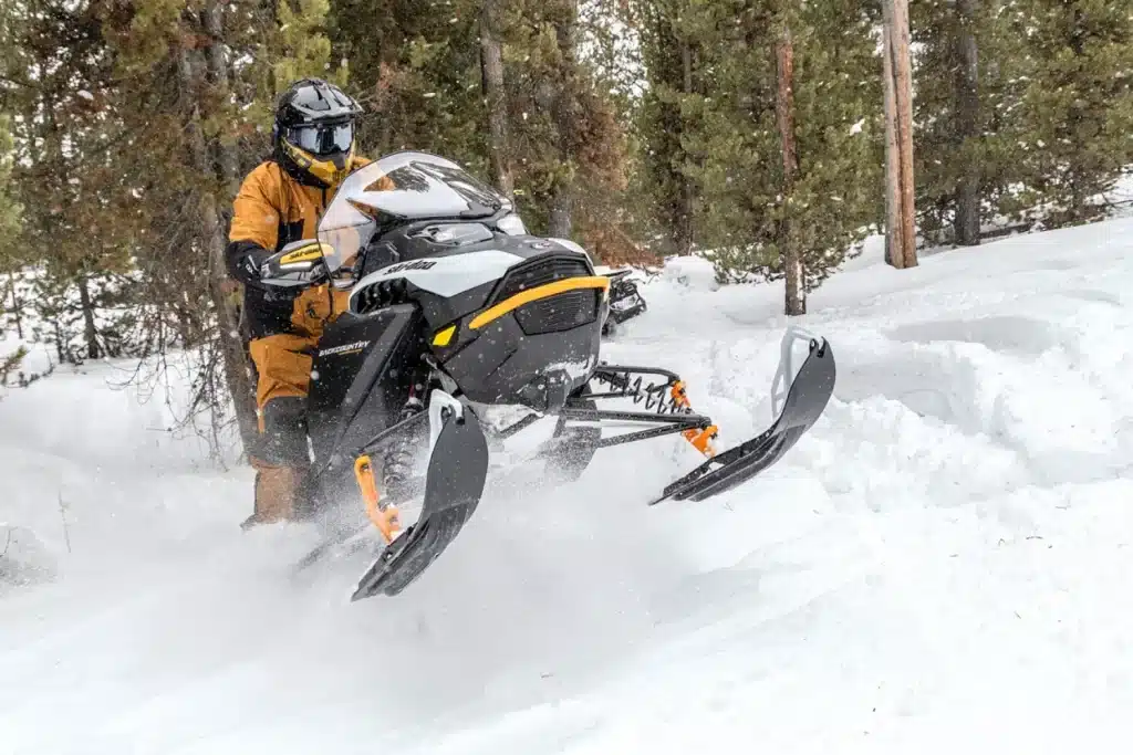 Envie d’aventure? Découvrez les motoneiges hors-piste 2026 : plus légères, plus puissantes et prêtes pour la montagne.