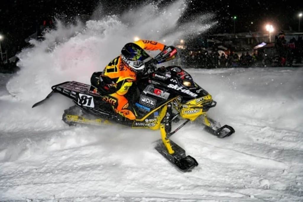 Temps froid et courses endiablées alors que les pilotes Ski-Doo s'affrontent dans le Michigan