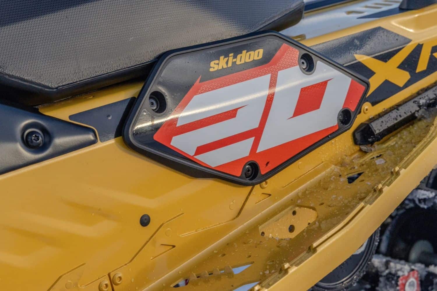 Numéro 20 marquant le 20ᵉ anniversaire du X-RS et issu des modèles de Snocross