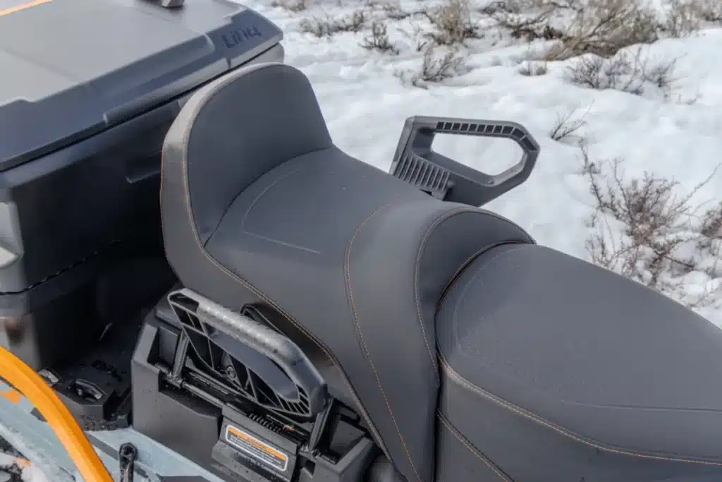 Poignées et siège passager