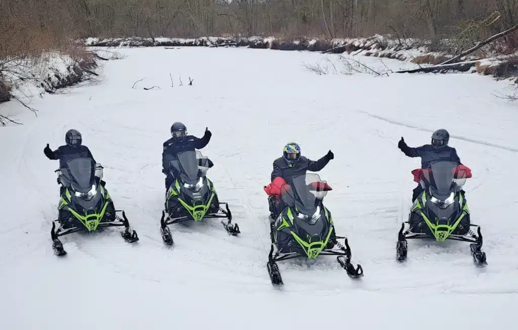 Les 3 Old Guys et Tom Rowland testent les nouveaux modèles Arctic Cat ZR 600 EPS lors d'un essai au Minnesota avant leur expédition vers l'Alaska.