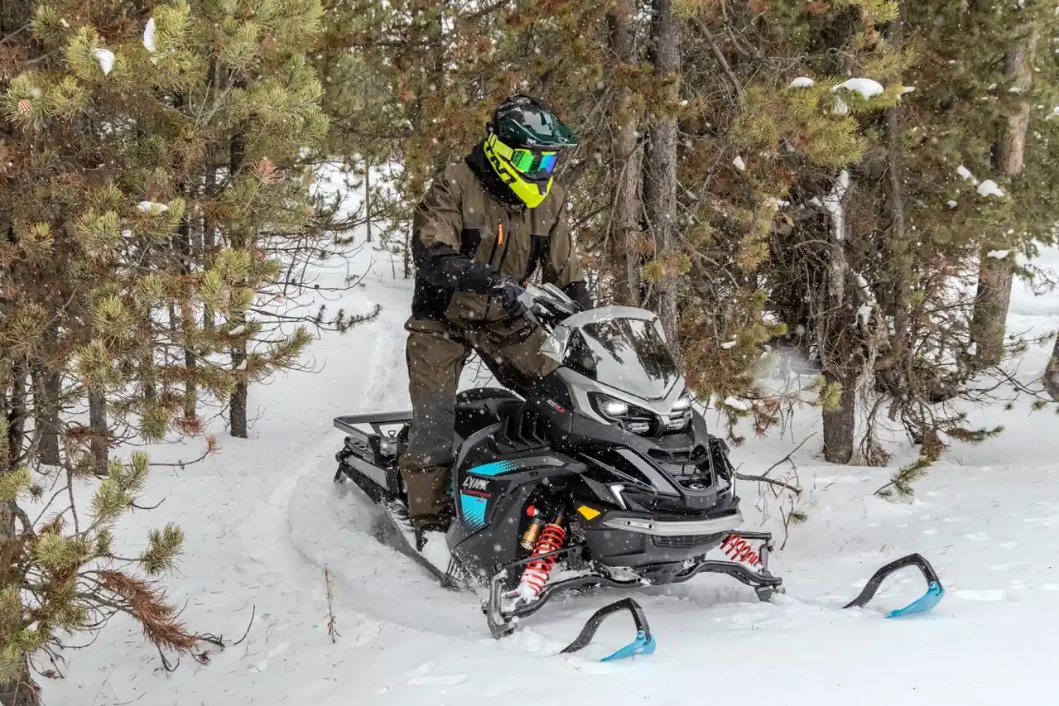 Se faufiler aisément entre les arbres fait partie des aptitudes du Commande RE.