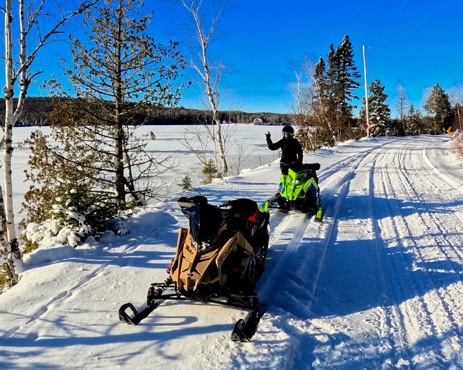 On voit souvent des couples rouler avec chacun sa motoneige.