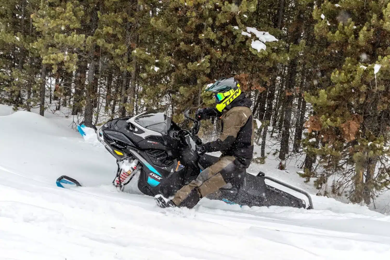 Il est étonnamment facile de faire du side-hill avec cette machine de 20 pouces.