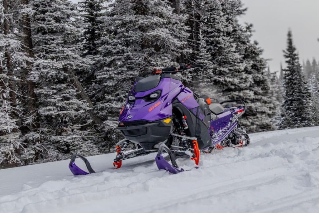 Elle est très sexy dans sa nouvelle robe mauve Ultraviolet.