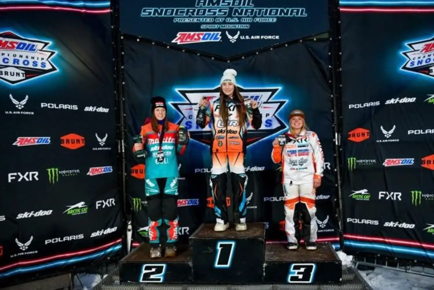 Les coureurs Ski-Doo remportent les trois places du podium vendredi, lors de l'ISOC Snocross National à Duluth, au Minnesota, avec Victoria Dillion, Naeli Lebel et Kendall Rose.