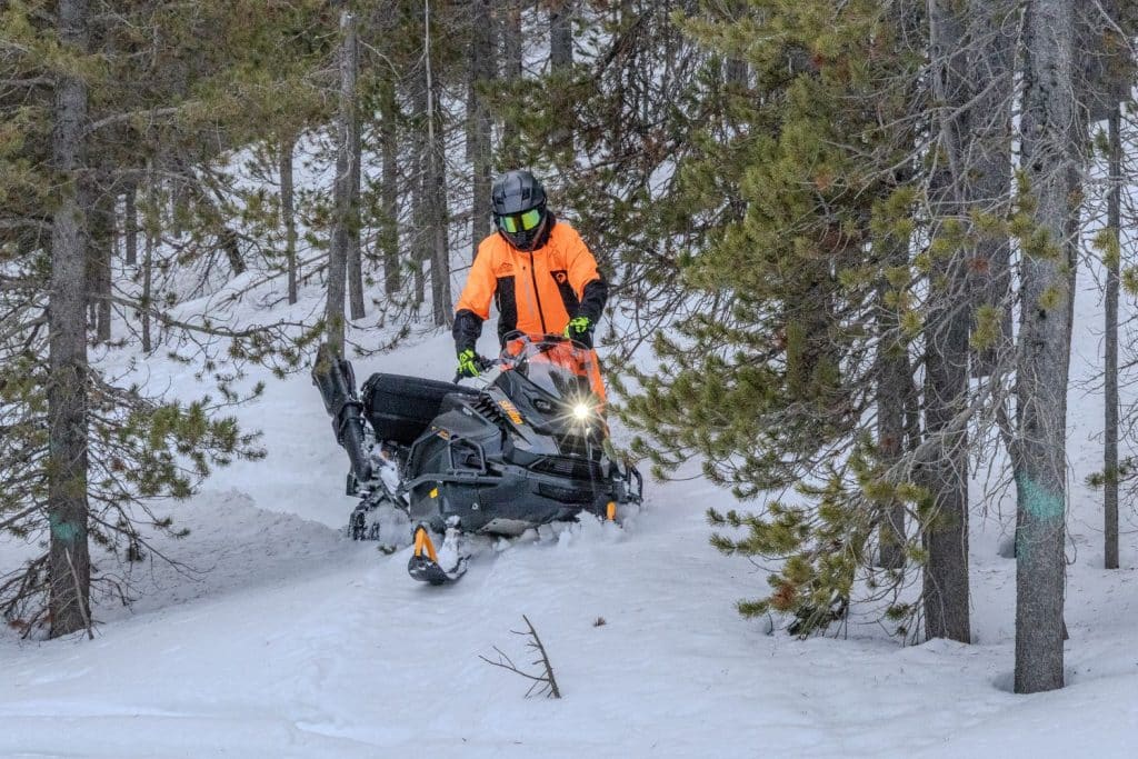 La Ski-Doo Tundra se faufile avec aisance dans la forêt.